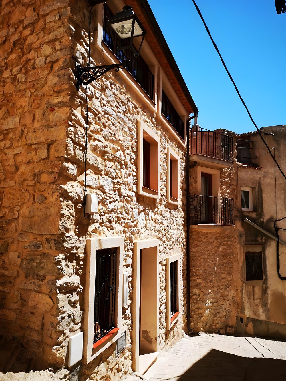 La casa de pedra amb el fanal, al carrer costerut