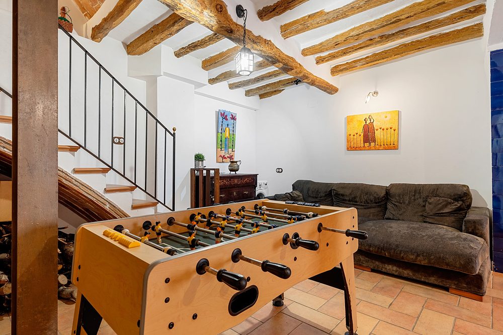 El futbolí i el sofà al costat de l’escala