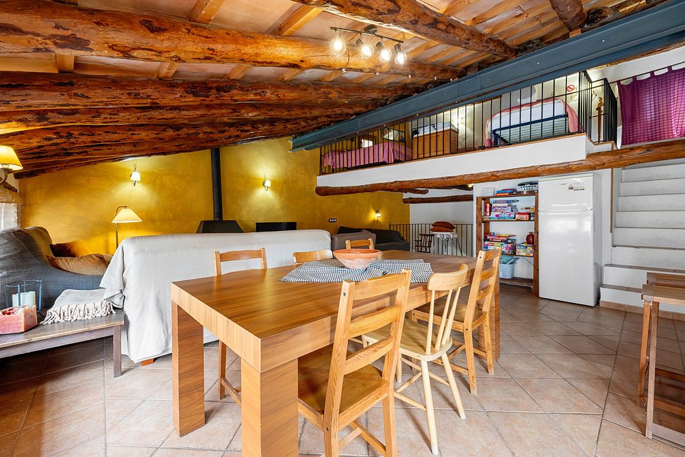La taula llarga, la sala i l’altell