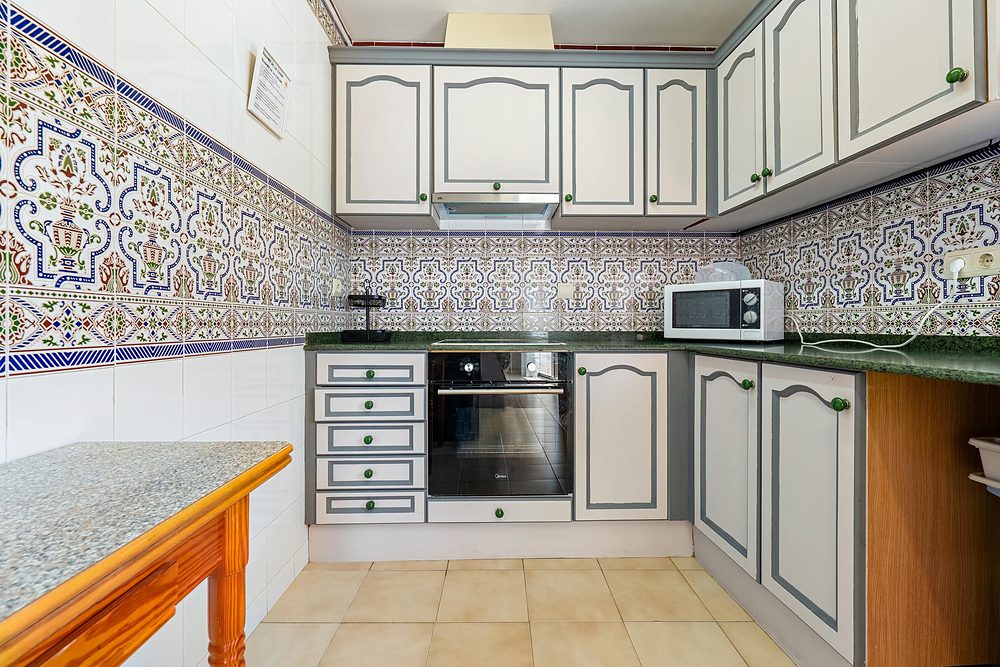 La cuina amb rajoles pintades i forn