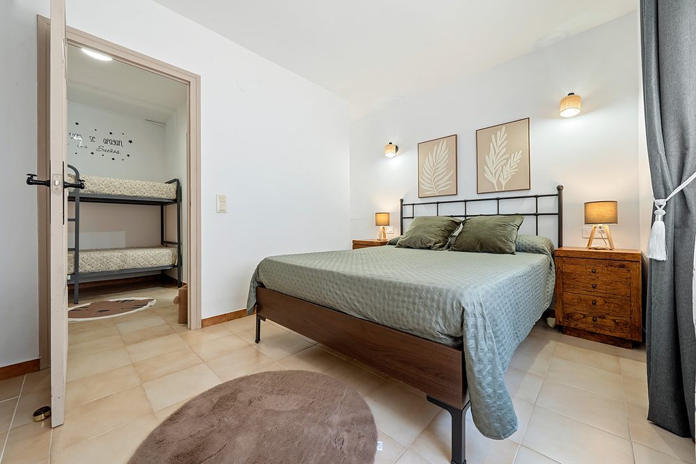 El dormitori doble amb la llitera a l’habitació del costat