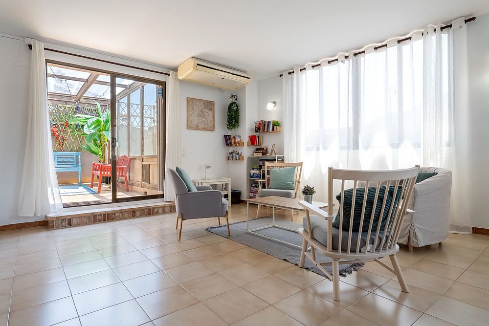La sala amb la sortida a la terrassa