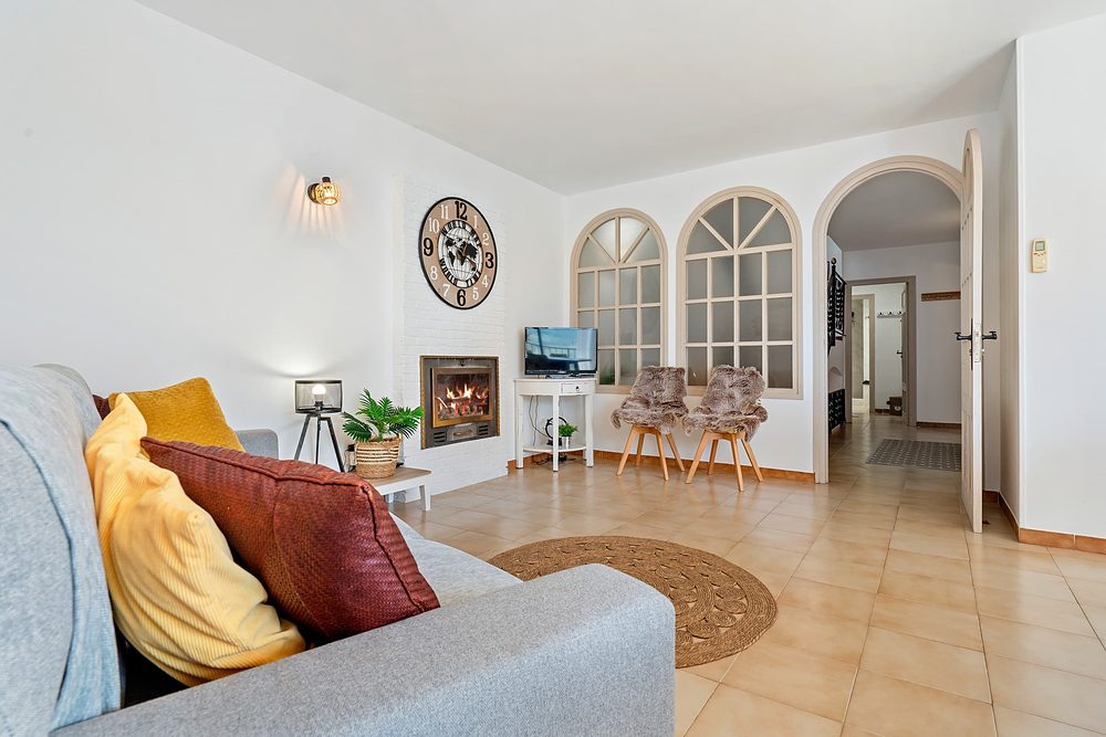 La sala de la llar de foc amb les finestres d’arc