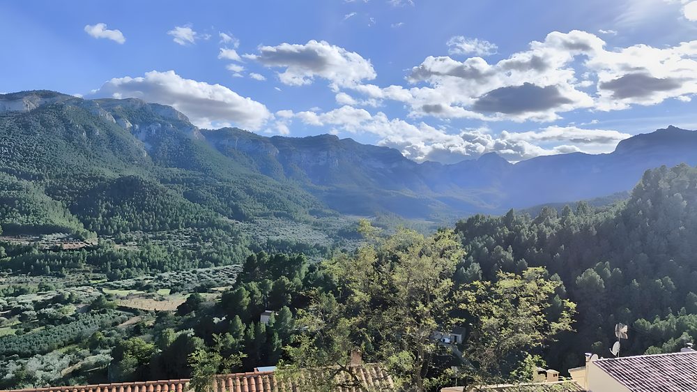 Les muntanyes dels Ports amb núvols, des de Paüls